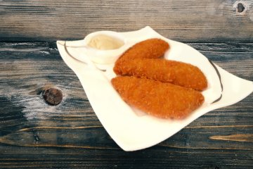 Drei Kabeljaufilets in Maispanade